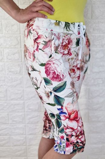 Dámske krátke nohavice kvetované s viazaním v páse