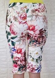 Dámske krátke nohavice kvetované s viazaním v páse