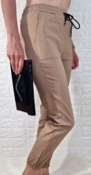 Dlhé hnedé nohavice s viazaním v páse na gumu a s dvomi vreckami