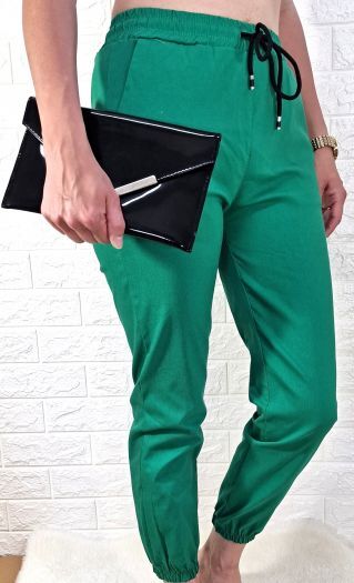 Zelené dlhé nohavice s viazaním v páse na gumu a s dvomi vreckami v dolnej časti na gumičku