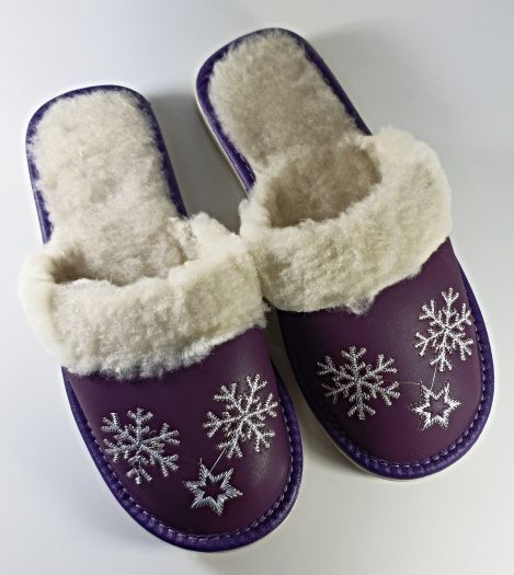 Dámske fialové papuče zateplené s ozdobnými snehovými vločkami