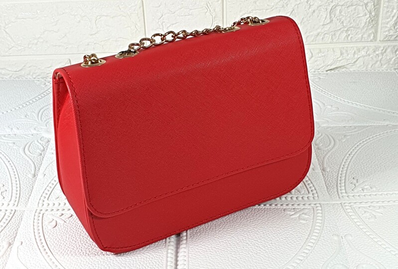 Mini červená kabelka elegantná s retiazkovým ramienkom