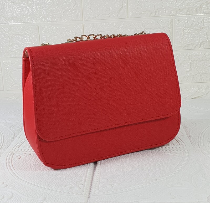 Mini červená kabelka elegantná s retiazkovým ramienkom